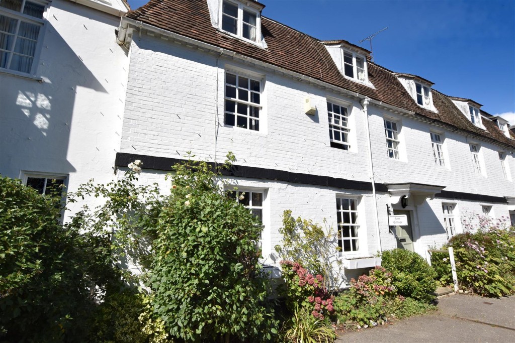 Lot: 129 - PERIOD HOUSE FOR IMPROVEMENT - Mid terrace cottage
